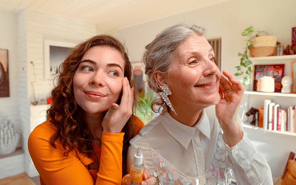 2 personer i olika åldrar som smörjer in sig med L300 vitamin c glow boost serum