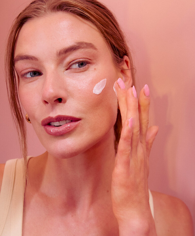 Modell som använder L300 intensive moisture på kinden