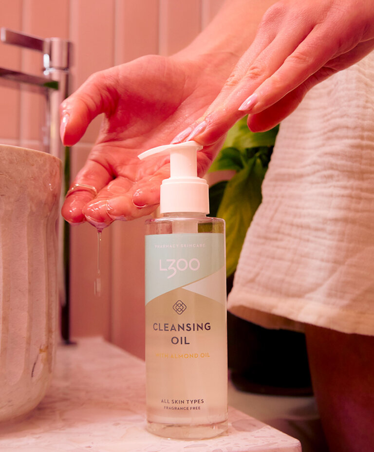 L300 cleansing oil pumpas i handen